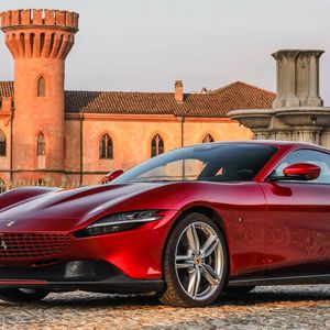 Der neue Ferrari Roma fällt auf. Das elegante Coupé zählt zu den jüngsten Neuheiten der italienischen Institution für Träumer und Schnellfahrer.(Bild:  Ferrari)