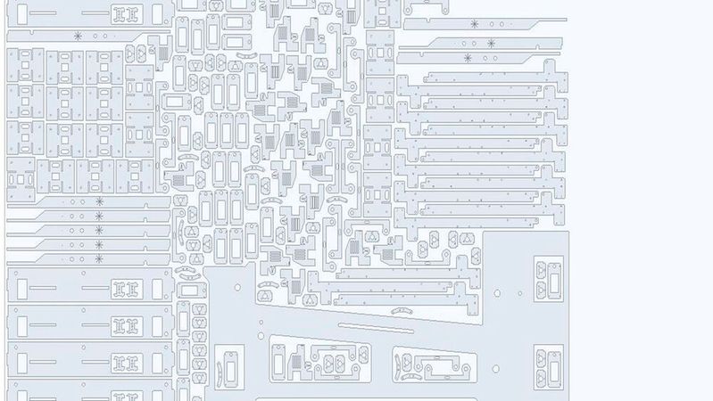 Beim sogenannten Nesting setzt der Mitarbeiter die Bauteile wie bei einem Puzzle virtuell am Computer auf die Blechplatte. Das Ziel ist es, so viele Teile wie nötig aus der Tafel herauszubekommen. Anschließend schneidet die Maschine mit einem Laser die Teile aus.
