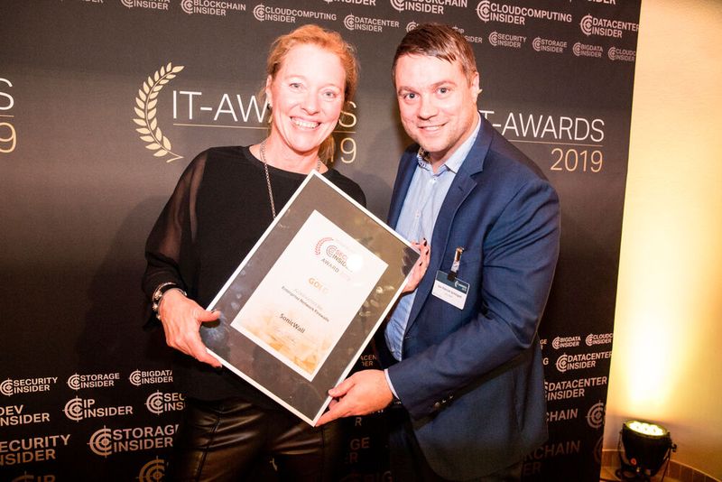 Stefanie Pink und Jan Patrick Schlögell (beide SonicWall) mit ihrem Security-Insider-Gold-Award in der Kategorie 
