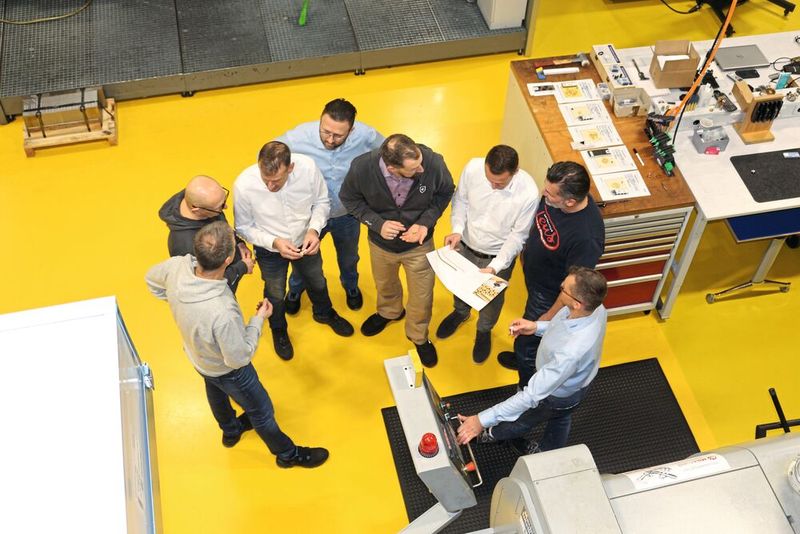 Collaborating at Iscar's TechCenter on suitable tool solutions for machining lead-free brass (from left): machine operator Thomas Eiberle, process engineer Angelos Tanios, both from Wieland; application technicians Martin Staudacher and Marco Huck, application engineer at the TechCenter, both from Iscar; Christian Erb, application engineer at Wieland; Florian Schöffler, consulting and sales at Iscar; Werner Lederbogen, work preparation at Wieland; and Jörg Huber, application engineer at the TechCenter at Iscar. (Image:Iscar)