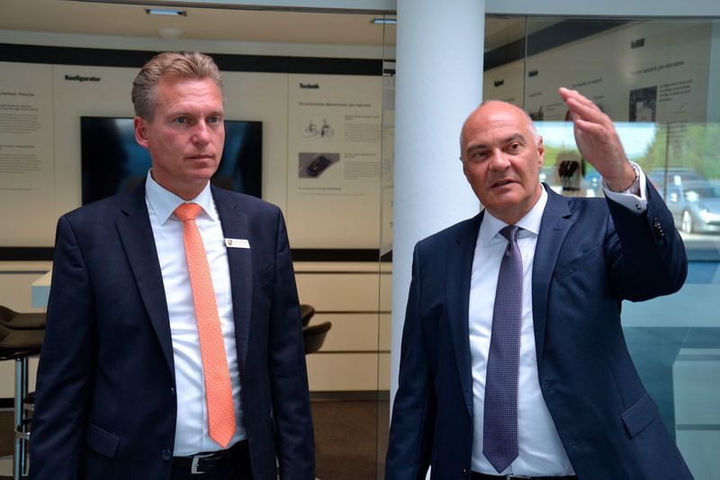 Geschäftsführer des Porsche-Zentrum Bayreuth ist Michael Reichwald (li.), der bereits sieben Jahre lang das Porsche-Zentrum Bamberg leitet: „Um unseren Kunden und Interessenten die unvergleichliche Porsche Erlebniswelt mit all ihren Facetten ganz neu zu eröffnen, werden mein Team und ich im neuen Autohaus stets den exzellenten Service bieten, den sie zu Recht von uns erwarten.“ (Michel/»kfz-betrieb«)