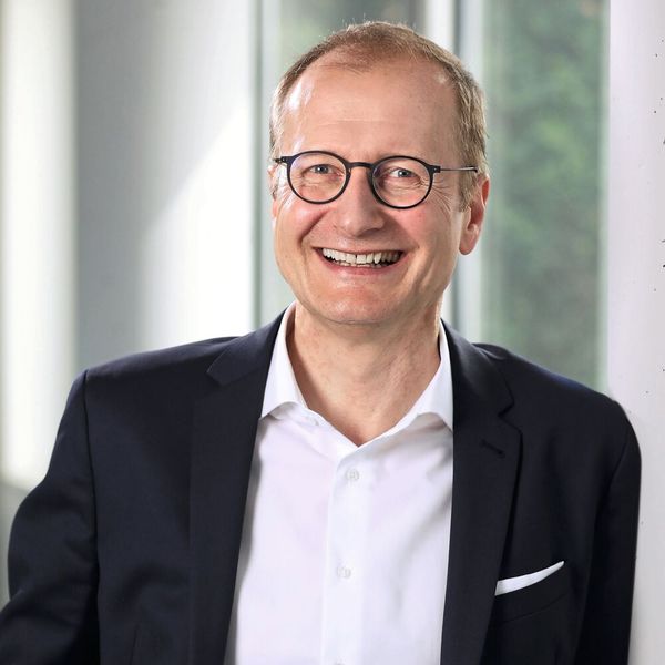 Prof. Dr. Jens Böcker, Professor für Marketing an der Hochschule Bonn-Rhein-Sieg und Wissenschaftlicher Beirat bei der Böcker Ziemen GmbH ist sich sicher: „Smarketing ist 2025 ein notwendiger Schritt, um langfristig wettbewerbsfähig zu sein.“ (Bild: Christian Beier)