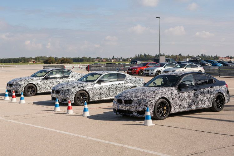 Bei der fünften Generation des BMW M3 und der nunmehr auf M4 getauften Coupé-Version (hier noch getarnt) bringt es die völlig neu entwickelte Maschine auf 316 kW/430 PS. (Foto: BMW)
