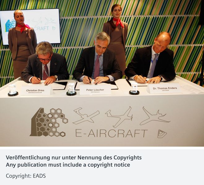 Christian Dries, CEO Diamond Aircraft, Siemens CEO Peter Löscher und EADS-Vorstandsvorsitzender Tom Enders (v.l.n.r.) haben in Le Bourget eine Absichtserklärung unterzeichnet, um die Weichen für eine künftige Zusammenarbeit in der Entwicklung von elektrisch angetriebenen Flugzeugen zu stellen. (Siemens)