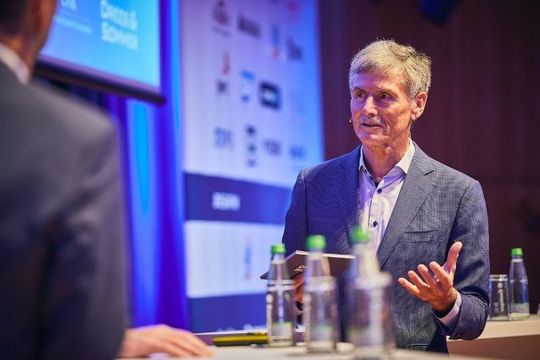 „Der Megatrend Megacasting wird die Zukunft der Produktion bestimmen. Es ermöglicht die Herstellung großer, komplexer Fahrzeugteile aus Aluminium in einem einzigen Gussvorgang“, erklärt Automobilexperte Prof. Dr. Ferdinand Dudenhöffer. (Bild:  Drees & Sommer SE)