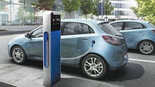 Darfs ein bisschen mehr als nur Verkaufsgespräch sein? Mit umfassender Beratung zur E-Mobilität könnten Händler im Kampf um Kunden im E-Auto-Geschäft punkten. (Bild: Bosch)