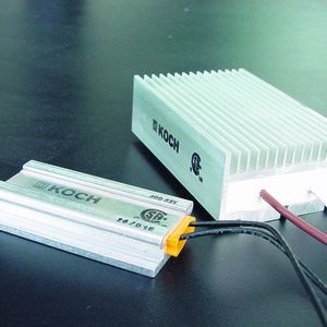Eine Besonderheit im Bremswiderstandsmarkt: Bis 1100 V spannungsfester PTC-Widerstand im Vergleich mit dem kleinsten drahtbasierten Widerstand in Schutzart IP65 (links) der Michael Koch GmbH.
