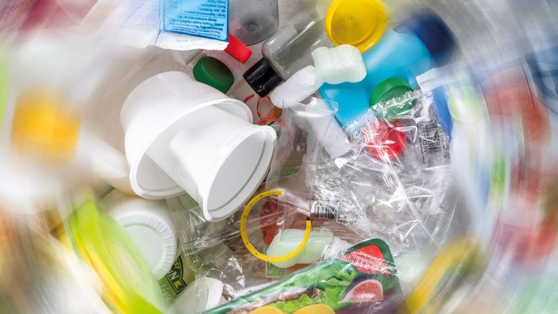 Während sich Kunststoffe für Massenanwendungen, wie etwa Polyolefine für Verpackungen, häufig mit etablierten Verfahren recyceln lassen, benötigen Spezialkunststoffe oft Recyclinglösungen, die auf ihre spezifischen Eigenschaften und Anwendungen zugeschnitten sind.(Bild:  BASF)