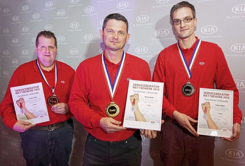 Michael Müller (Mitte) entschied den Kia-Serviceberater-Wettbewerb für sich. Auf dem Treppchen landeten zudem Philip Nüßgen (re.) und Andreas Würll (li.). (Kia)