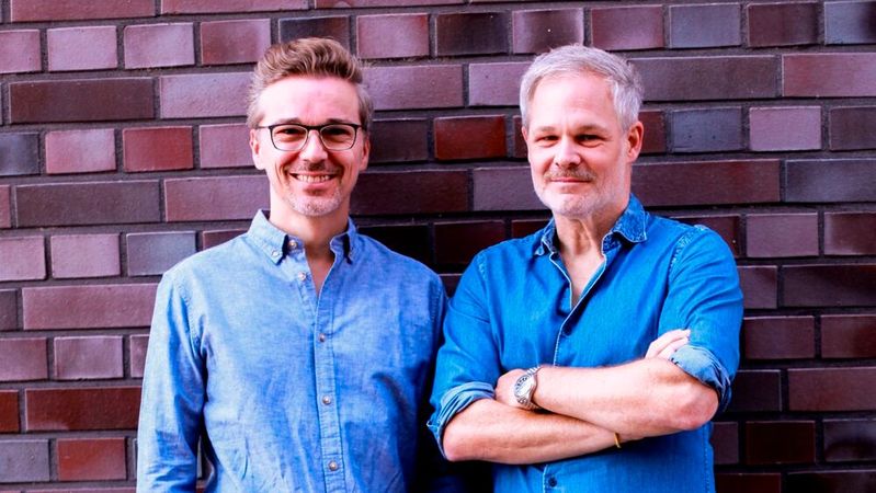Daniel Schaffeld und René Tillmann entwickeln mit neo:sense ein KI-Tool, das regelgebundene Dokumente wie Verträge regelbasiert prüft und korrigiert.(Bild:  wevy.ai)