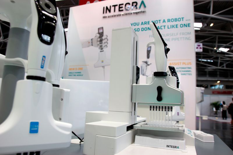 Das neue Einkanal-Pipettiermodul D-One von Integra Biosciences ermöglicht dem Assist-Plus-Pipettierroboter den automatischen Transfer einzelner Proben. Mit diesem Modul lassen sich mühsame Aufgaben wie Serienverdünnung, Normalisierung von Proben und Hit-Picking wirksam automatisieren. (LABORPRAXIS, C. Lüttmann)