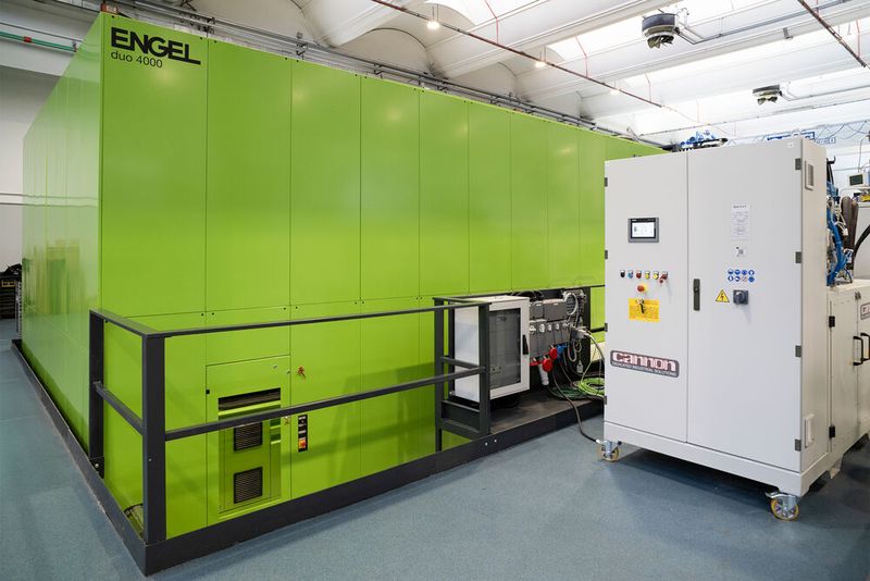 The Engel duo 4000 combi M in Inevo’s technical centre is available to processors and OEMs for mould sampling and pre-series trials. It maps the entire clearmelt process for large-format exterior components. (Source: Alessandro Cereda/ Engel)