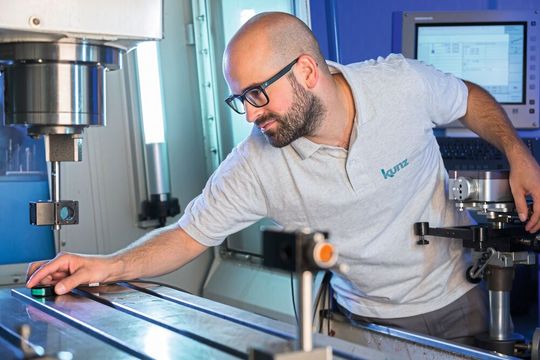 Die Spezialisten von Kunz precision AG sorgen dafür, dass Maschinen wieder exakt das leisten, was sie sollen: konstante Präzision und messbare Produktivitätssteigerung.(Bild:  Kunz precision AG)