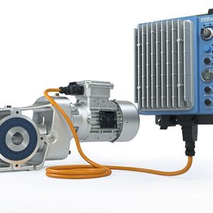 „LogiDrive“-Antriebe bestehen aus energieeffizienten IE4-Getriebemotoren, einem zweistufigen Kegelstirnrad-Getriebe sowie einem dezentralen Frequenzumrichter.