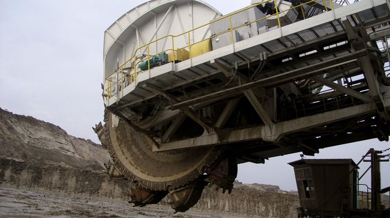 Bild 1: Die hier gezeigte Anwendung überwacht die Schwingungen, die auf das Hauptgetriebe eines Schaufelrades des KWK-1500-Baggers wirken. (National Instruments)