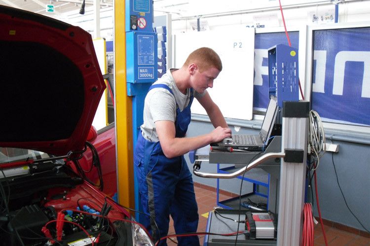 ...mussten die Teilnehmer ihr praktisches Können unter Beweis stellen. (Foto: Hyundai)