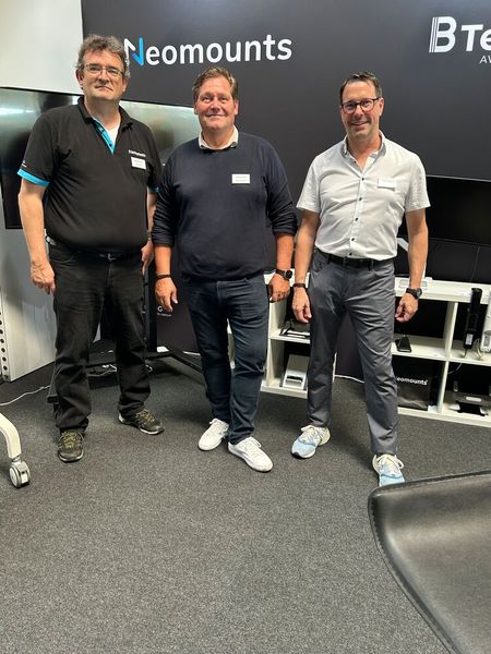 (V. l.) Uwe Simons, Ingo Schneider und Peter Brinkmeyer (Neomounts) haben viele gute Gespräche geführt. (Bild: Vogel IT-Medien)