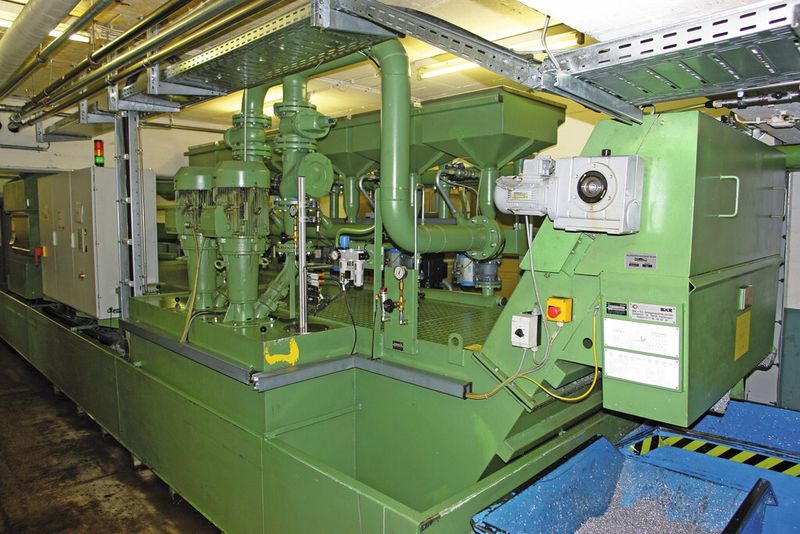 Die Bär-Anlage mit ihren beiden Reinölpumpen für die Maschinenversorgung wurde exakt eingepasst. Rechts neben der Pumpe ist der kastenartige Späneaustrag des Bandfilters zu sehen. (Bild: Tenncom)