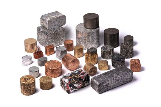 Späne fallen unter anderem beim Zerspanen und Sägen von Metallen an. Für effiziente Recycling-Prozesse können diese zu kompakten Briketts gepresst werden.(Bild:  Ruf Maschinenbau)