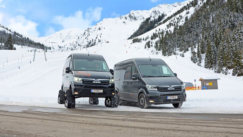 Es dauert nicht viel länger als ein normaler Reifenwechsel, dann sind die Ketten wieder gegen die Räder getauscht und der TGE fährt auf Gummi zum Gipfel. (Bild: MAN)