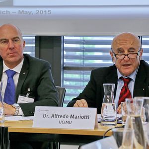 Dr. Alfredo Mariotti (rechts), Präsident der UCIMU, des italienischen Verbandes der Werkzeugmaschinenhersteller, Hersteller für Robotik und Automation und deren Zulieferern, stellt die diesjährige EMO in Zürich vor.