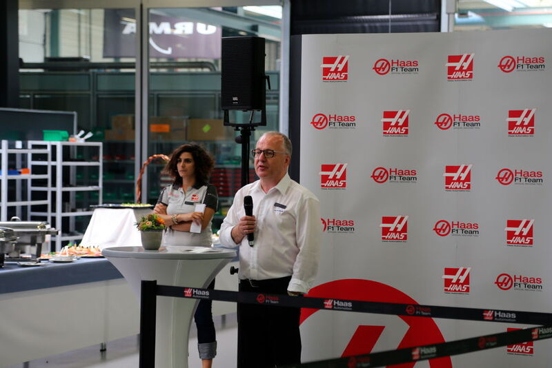 Portes ouvertes chez URMA à l'occasion du passage du grand patron Gene Haas et de Romain Grosjean, le pilote de F1 tournant dans l'écurie Haas, lors de l'allocution de Urs W. Berner, le directeur d'URMA AG, à Rupperswil. (JR Gonthier)