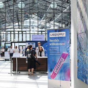 Berlin ruft zur LAB-SUPPLY: Bei strahlendem Sonnenschein machten sich die Aussteller am 17. Juni bereit, ab 9 Uhr die Besucher zu empfangen.
Einige Impressionen des Messetages vereint diese Bildergalerie.
 
Mehr Infos zu den kommenden LAB-SUPPLY-Messen finden Sie auf www.lab-supply.info
 (Bild: Stefan Stark)