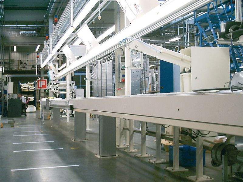 Mehrere synchron verfahrende Hubsäulen stellen die Höhen einer Rollenbahn ein. RK Syncflex gleicht Verspannungen und Fertigungstoleranzen im Systemaufbau aus. Bild: RK Rose+Krieger (Archiv: Vogel Business Media)