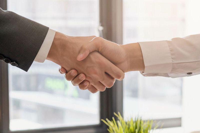 Übernehmen Sie Verantwortung! Falls Sie einen Fehler gemacht haben, sollten Sie sich in diesem Fall bemühen, auch Ihr Gegenüber zu verstehen. Auch wenn es schwer ist, es sich einzugestehen – Fehler macht jeder! Reagieren Sie deshalb auf etwaige Kommentare sachlich und übernehmen Sie Verantwortung. Anschließend kann gemeinsam nach einer Lösung gesucht werden. (Bild: © KMPZZZ – stock.adobe.com)