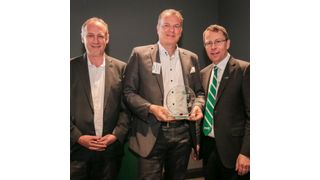 Bei der Award-Übergabe  (v.l.): Frank Rösler (Combilift), Michael Reinhoffer (Schöler) und Combilift-Geschäftsführer Martin McVicar. (Schöler)