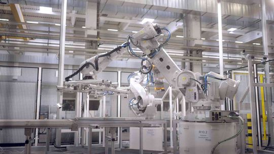 Die Roboter übernehmen das gesamte Handling an den Solarpanels – vom Entfernen des Regenwassers bis hin zur Demontage von Komponenten wie Kabeln und Verteilerdosen.(Bild:  ABB)