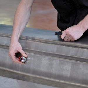 The French tool house uses reflectors for the laser tracker when it inspects the surfaces of moulds.