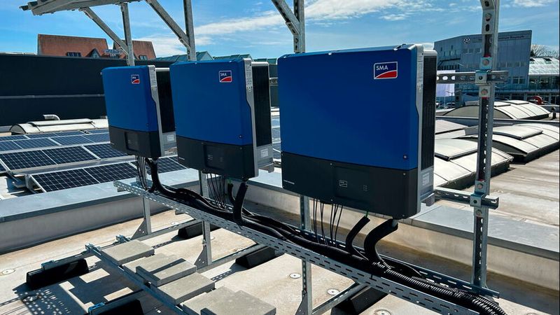 Im Zuge einer Nachhaltigkeitsstrategie stattet Motor Nützel derzeit verschiedene Autohäuser der Gruppe mit Photovoltaik-Anlagen aus. (Bild: Motor Nützel)