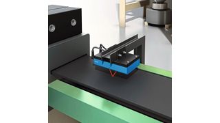 Mit Messrad-Encodern kann es bei abriebempfindlichen Materialien durch Anhaftungen oder Abrasion zu Messfehlern kommen. Mit dem berührungslos arbeitenden Sensor Speetec können diese hingegen prozesssicher gemessen werden. (Sick)