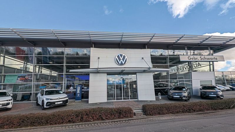 „Regional verwurzelt – digital vernetzt – persönlich nah“, so lautet die Philosophie der Nordwest Automobilgesellschaft Nowag. Initiator der Dachgesellschaft, die sich über 15 Autohandelsbetriebe spannt, war die Geschäftsführung des Autohauses Gebrüder Schwarte in Meppen.(Bild:  VCG - Mauritz)