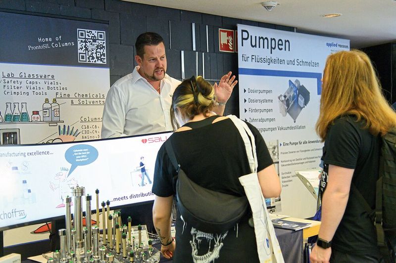 Dazu gibt es Infos von den Herstellern und Applikationsexperten selbst, hier gerade von Oliver Bischoff zur Auswahl der passenden HPLC-Säule.   Mehr Infos zu den kommenden LAB-SUPPLY-Messen finden Sie auf www.lab-supply.info (Bild: Stefan Stark)
