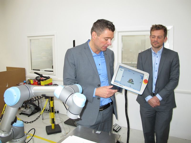 Über den Touchscreen lässt sich der 18 kg leichte Roboterarm einfach ud schnell programmieren.  (Bild: Kroh)