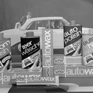 Vor Jahrzehnten spielte offenbar vor allem das Thema Lackreinigung eine wichtige Rolle. Allen voran mit Teer hatten Automobilisten in den 50er- und 60-Jahren zu kämpfen.(Bild:  Sonax)