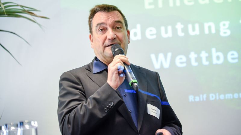 Ralf Diemer, Hauptgeschäftsführer der eFuel Alliance, sprach über die Möglichkeiten alternativer Kraftstoffe innerhalb von Europa. (Bild: ZDK)