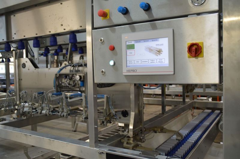 Endmontage und Funktionstest einer Schälmaschine HEPRO-1800. Das zentral angeordnete Bediengerät von Wachendorff ist die Mensch-Maschine-Schnittstelle. (Bild: Wachendorff)