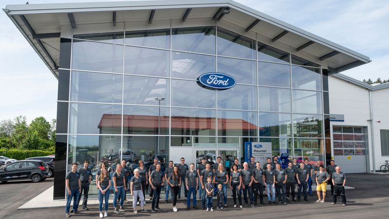 Alle bisherigen Mitarbeiter des Ford-Standortes des Autohaus Reuner sind mit in den Neubau umgezogen. Neu dazugekommen sind lediglich zwei Lehrlinge.(Bild:  Autohaus Reuner)