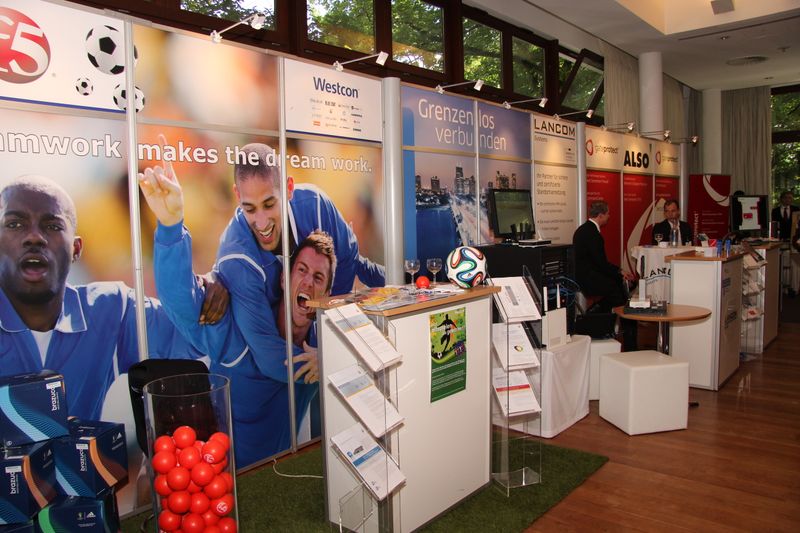 Die Ruhe vor dem Sturm – Blick auf die kreativ gestalteten Ausstellungsstände der Veranstaltungspartner   (Vogel IT-Akademie)