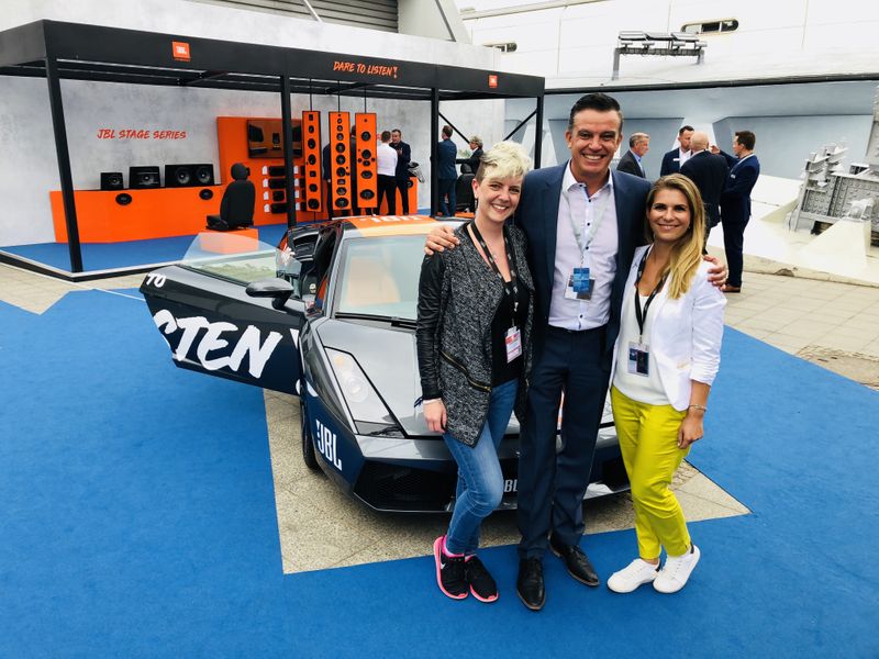 Skander Kaafar mit seinen Lieblingsdamen (l.) Katharina Brandauer und Cheryl Despoti, Harman. (Bild: IT-BUSINESS)