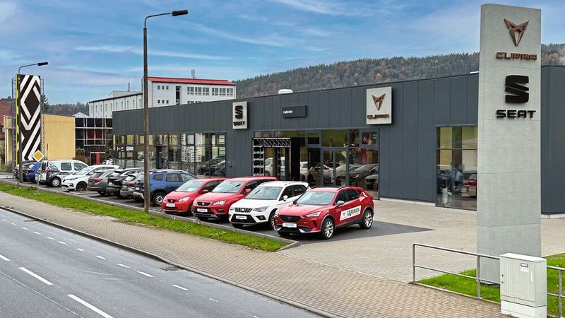 Bei Car Union herrscht große Freude darüber, dass der Händler im Spätsommer endlich seinen neuen Betrieb in Schmalkalden eröffnen konnte (Renault, Dacia, Cupra, Seat). Die Vorgeschichte ist lang: Die Gruppe hatte das Grundstück bereits 2015 gekauft, 2016 sollte es mit dem Bau losgehen. Doch die Planungs- und Genehmigungsphase zog sich. Der Bau selbst dauerte schließlich nur eineinhalb Jahre. (Bild: Car Union)