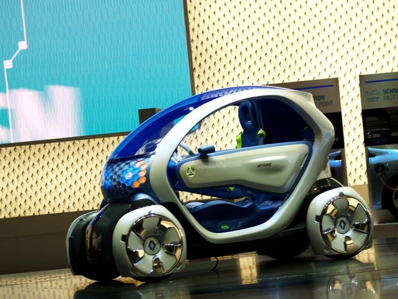 Der Renault Twizy soll zwei Personen befördern und nicht mehr Verkehrsfläche als ein großer Motorroller brauchen. (Archiv: Vogel Business Media)