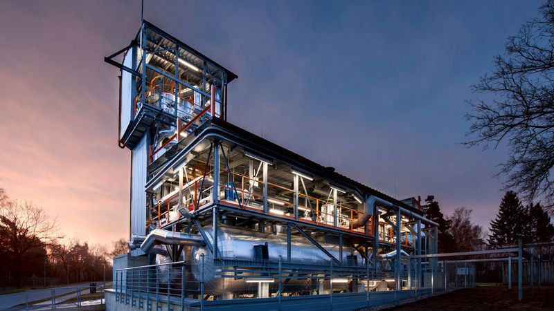 
 Kohlekraftwerke sollen gigantische thermische Akkus werden: 
Die Energiewende braucht neue Speichertechnologien, um besser auf Schwankungen reagieren zu können. Das DLR will jetzt testweise konventionelle Kraftwerke zu Wärmespeicherkraftwerken mit Flüssigsalz als Speichermedium umrüsten. So kann die bestehende Kraftwerksinfrastruktur wie Netzanschlüsse und Turbinen weitergenutzt werden. Nur die Zulieferung des Rohstoffs und die Speicher ändern sich. 
 (Thermobatterie TESIS  /  DLR Thermobatterie TESIS / CC BY 3.0)