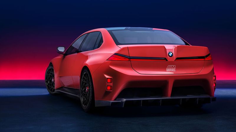 Am Heck fallen vor allem der Spoiler und ein großer Diffusor auf, außerdem die stark ausgestellten Radhäuser. (Bild: BMW)