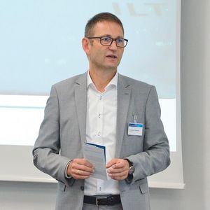 Dr. Alexander Olowinsky, Abteilungsleiter Fügen und Trennen am Fraunhofer ILT: „In Kombination mit Inline-Prozesskontrolle zur Überwachung und Dokumentation ist das Laserstrahlschweißen ein effizienter und reproduzierbarer Fertigungsprozess für die hochproduktive Fertigung metallischer Bipolarplatten.“(Bild:  Fraunhofer ILT)