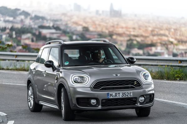 Der MINI Cooper S E Countryman ALL4 ist der erste Mini, bei dem ein Plug-in-Hybrid-Antrieb die Möglichkeit zu rein elektrischer und damit lokal emissionsfreier Mobilität eröffnet. (Mini)