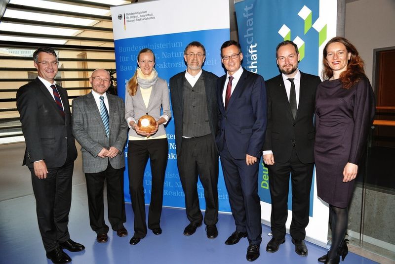 Preisverleihung des GreenTec Awards an das Fraunhofer WKI am 27.04.2015, v.l.n.r.: Gunther Adler (Staatssekretär im Bundesministerium für Umwelt, Naturschutz, Bau und Reaktorsicherheit), Prof. Dr.-Ing. Bohumil Kasal, (Institutsleiter), Dr. Julia Scholtyssek (Wissenschaftlerin), Prof. Dr.-Ing. Volker Thole (Leiter des Fachbereichs Verfahrens-und Systemtechnik Holzwerkstoffe), Axel Gedaschko (Präsident Bundesverband deutscher Wohnungs- und Immobilienunternehmen GdW), Marco Voigt (Initiator der GreenTec Awards), Angelika Müller (Moderatorin, Herausgeberin der Wohn- und Architekturmagazine H.O.M.E. und domus) (Bild: GdW/Urban Ruths)